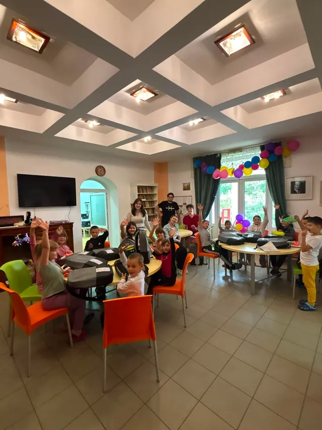 Sala de clasă decorată cu baloane, pregătită pentru distribuire