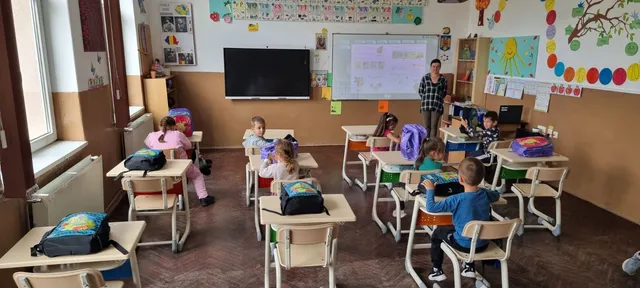Sala de clasă în ziua distribuirii ghiozdanelor