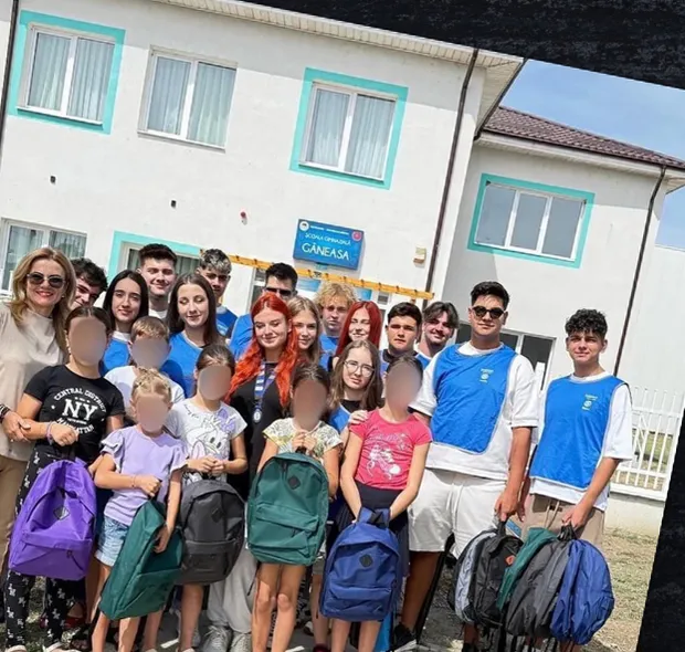 Voluntari Rotaract și Interact alături de copii cu ghiozdane noi, la Școala Gimnazială Găneasa