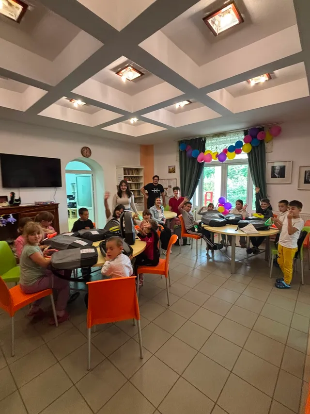 Copii la activități în ziua distribuirii
