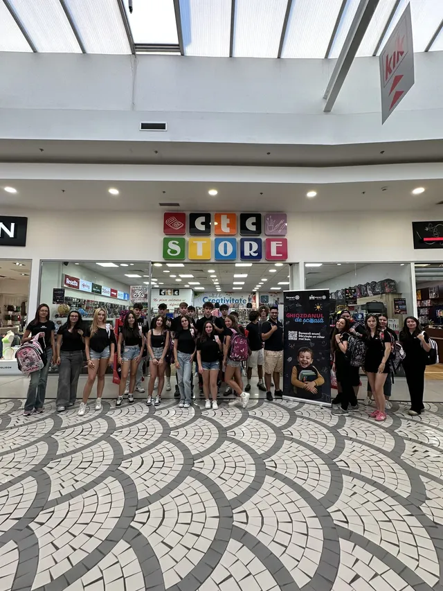 Echipa de voluntari la punctul de colectare din centrul comercial